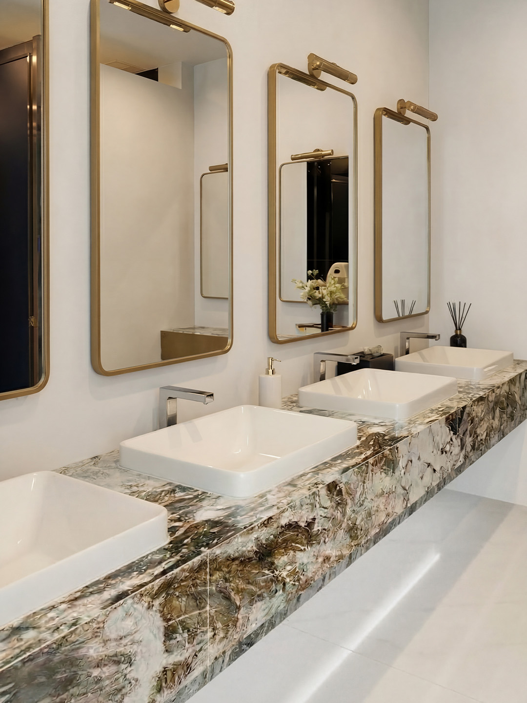 Vittara Crystal Quartzite — Modern Kitchen